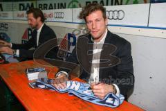 DEL - Eishockey - ERC Ingolstadt - Saison 2016/2017 - Saisonabschlussfeier - Patrick Köppchen (#55 ERCI) beim Autogramme schreiben - Foto: Meyer Jürgen
