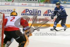 DEL - Eishockey - ERC Ingolstadt - HCB Südtirol Alperia - Saison 2016/2017 - Thomas Oppenheimer (#8 ERCI) - Smith Jacob Goalkeeper (Bozen) - Foto: Meyer Jürgen