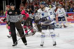 DEL - Eishockey - Kölner Haie - ERC Ingolstadt - Saison 2017/2018 - Matt Pelech (#23 ERCI) muss auf die Strafbank - reklamiert - Foto: Markus Banai