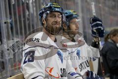 DEL - Eishockey - Kölner Haie - ERC Ingolstadt - Saison 2017/2018 - Matt Pelech (#23 ERCI) und Dennis Swinnen (#77 ERCI) auf der Strafbank - Foto: Markus Banai