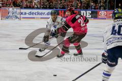 DEL - Eishockey - Kölner Haie - ERC Ingolstadt - Saison 2017/2018 - Thomas Greilinger (#39 ERCI) - Ryan Jones (#28 Köln) - Foto: Markus Banai