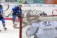 DEL - Eishockey - Saison 2017/2018 - ERC Ingolstadt - Iserlohn Roosters - Kael Mouillierat (ERC 22) gegen Torwart Sebastian Dahm (IR 31)