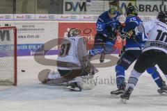 DEL - Eishockey - ERC Ingolstadt - Nürnberg Ice Tigers - Saison 2017/2018 - Niklas Treutle Torwart (#31 Nürnberg) - Greg Mauldin (#20 ERCI) - Foto: Meyer Jürgen