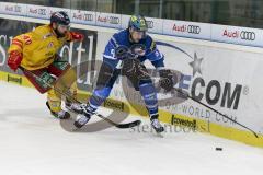 DEL - Eishockey - ERC Ingolstadt - Düsseldorfer EG - Saison 2017/2018 - Henry Haase (#40 Düsseldorf) - Brandon Buck (#9 ERCI) - Foto: Meyer Jürgen