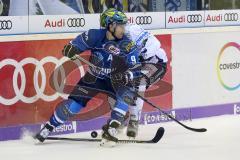 DEL - Eishockey - ERC Ingolstadt - Iserlohn Roosters - Brandon Buck (ERC 9) zieht ab Johan Larsson (Iserlohn3)