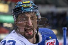 DEL - Eishockey - ERC Ingolstadt - Grizzlys Wolfsburg - Saison 2017/2018 - Matt Pelech (#23 ERCI) mit einem blauen Auge - Matt Pelech (#23 ERCI) bekam einen Puck in das Gesicht - streckt Zunge herraus - Foto: Meyer Jürgen