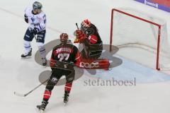 DEL - Eishockey - ERC Ingolstadt - Kölner Haie - Saison 2017/2018 - Mike Collins (#13 ERCI) - Daniar Dshunussow(Torwart #30 Köln) - Foto: Meyer Jürgen