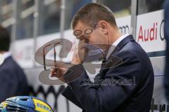 DEL - Eishockey - ERC Ingolstadt - EHC Red Bull München - Saison 2017/2018 - Tommy Samuelsson (Cheftrainer ERCI) wischt sich das Auge aus - Foto: Meyer Jürgen
