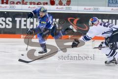 DEL - Eishockey - ERC Ingolstadt - EHC Red Bull München - Saison 2017/2018 - Kael Mouillierat (#22 ERCI) mit einem Schlagschuss - Foto: Meyer Jürgen