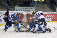 DEL - Eishockey - Saison 2017/2018 - ERC Ingolstadt - Iserlohn Roosters - Brett Olson (ERC 16) John Laliberte (ERC 15) Torwart Sebastian Dahm (IR 31) vor dem Tor
