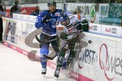 DEL - Eishockey - ERC Ingolstadt - Augsburger Panther - Saison 2017/2018 - Matt Pelech (#23 ERCI) - Brady Lamb (#2 AEV) - an der Bande - Foto: Meyer Jürgen