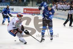 DEL - Eishockey - ERC Ingolstadt - Schwenninger Wild Wings - Saison 2017/2018 - rechts Laurin Braun (ERC 97) und links verteidigt Ulrich Maurer (SWW)