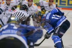 DEL - Eishockey - ERC Ingolstadt - Eisbären Berlin - Saison 2017/2018 - Jacob Berglund (#12 ERCI) beim Bully - Foto: Meyer Jürgen