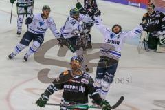 DEL - Eishockey - ERC Ingolstadt - Augsburger Panther - Saison 2017/2018 - Der 4:3 Führungstreffer durch Matt Pelech (#23 ERCI) - jubel - Dennis Swinnen (#77 ERCI) - Kael Mouillierat (#22 ERCI) - Greg Mauldin (#20 ERCI) - Foto: Meyer Jürgen