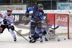 DEL - Eishockey - ERC Ingolstadt - Schwenninger Wild Wings - Saison 2017/2018 - kanpp am Tor Puck geht vorbei Darin Olver (ERC 40) hinten Torwart Dustin Strahlmeier (SWW)