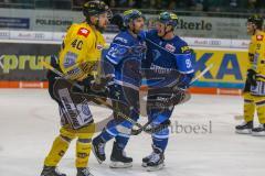 DEL - Eishockey - ERC Ingolstadt - Krefeld Pinguine - Saison 2017/2018 - Kael Mouillierat (#22 ERCI) trifft zum 3:0  - jubel - Laurin Braun (#91 ERCI) - Foto: Meyer Jürgen