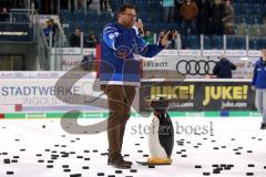 DEL - Eishockey - Saison 2017/2018 - ERC Ingolstadt - Iserlohn Roosters - Puckwerfen Gewinnspiel Pinguin Eisfläche Fans, Stadionsprechjer ermittelte den Sieger Puck