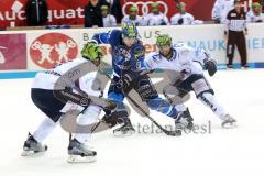 DEL - Eishockey - ERC Ingolstadt - Iserlohn Roosters - mitte Angriff Brandon Buck (ERC 9) links Johan Larsson (Iserlohn3)