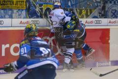 DEL - Eishockey - ERC Ingolstadt - EHC Red Bull München - Saison 2017/2018 - Greg Mauldin (#20 ERCI) im Zweikampf an der Bande - Aulie Keith (#5 München) - Foto: Meyer Jürgen