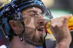 DEL - Eishockey - ERC Ingolstadt - Nürnberg Ice Tigers - Saison 2017/2018 - Matt Pelech (#23 ERCI) beim warm machen - trinkt - flasche - Foto: Meyer Jürgen