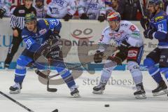 DEL - Eishockey - ERC Ingolstadt - Schwenninger Wild Wings - Saison 2017/2018 - Thomas Greilinger (#39 ERCI) - Kai Herpich (#13 Schwenningen) - Foto: Meyer Jürgen