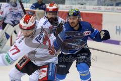 DEL - Eishockey - ERC Ingolstadt - Schwenninger Wild Wings - Saison 2017/2018 - Zweikampf Kael Mouillierat (ERC 22) und links 77 Ulrich Meier (SWW), hinten Dominik Bittner (SWW)