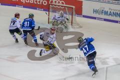 DEL - Eishockey - ERC Ingolstadt - Eisbären Berlin - Saison 2017/2018 - Joachim Ramoser (#47 ERCI) mit einem Schuss auf das Tor - Petri Vehanen Torwart (#31 Berlin) - Foto: Meyer Jürgen