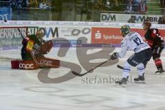 DEL - Eishockey - ERC Ingolstadt - Kölner Haie - Saison 2017/2018 - Jacob Berglund (#12 ERCI) mit einem Schuss auf das Tor - Daniar Dshunussow(Torwart #30 Köln) - Foto: Meyer Jürgen