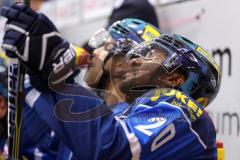 DEL - Eishockey - ERC Ingolstadt - Iserlohn Roosters - Greg Mauldin (ERC 20) auf der Bank Augen zu