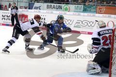 DEL - Eishockey - ERC Ingolstadt - Kölner Haie - rechts Tim Stapleton (ERC 19) links Moritz Müller, knapp am Tor Goalie Gustaf Wesslau