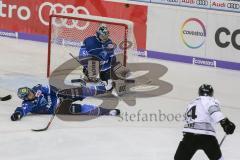 DEL - Eishockey - ERC Ingolstadt - Nürnberg Ice Tigers - Saison 2017/2018 - Timo Pielmeier (#51Torwart ERCI) - Benedikt Kohl (#34 ERCI) - Dane Fox (#74 Nürnberg) mit einem Schlagschuss - Foto: Meyer Jürgen
