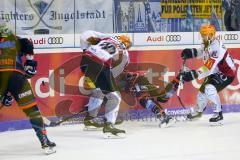 DEL - Eishockey - ERC Ingolstadt - Fischtown Pinguins - Saison 2017/2018 - Laurin Braun (#91 ERCI) wird gefoult - Jason Bast (#21 Bremerhaven) - Foto: Meyer Jürgen