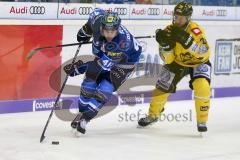 DEL - Eishockey - ERC Ingolstadt - Krefeld Pinguine - Saison 2017/2018 - Darin Olver (#40 ERCI) - Patrick Seifert (#20 Krefeld) - Foto: Meyer Jürgen