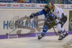 DEL - Eishockey - ERC Ingolstadt - EHC Red Bull München - Saison 2017/2018 - Darin Olver (#40 ERCI) - im Zweikampf an der Bande - Konrad Abeltshauser (#16 München) - Foto: Meyer Jürgen