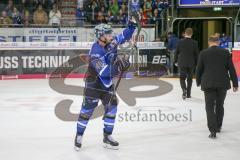 DEL - Eishockey - ERC Ingolstadt - Augsburger Panther - Saison 2017/2018 - Darin Olver (#40 ERCI) bedankt sich bei den Fans - Foto: Meyer Jürgen