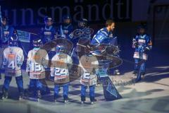 DEL - Eishockey - ERC Ingolstadt - Adler Mannheim - Saison 2017/2018 - Sean Sullivan (#37 ERCI) beim einlaufen - einlaufkinder - Foto: Meyer Jürgen