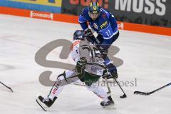 DEL - Eishockey - ERC Ingolstadt - Augsburger Panther - Saison 2017/2018 - Petr Taticek (#17 ERCI) - Aleksander Polaczek (#16 AEV) - Foto: Meyer Jürgen