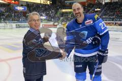 DEL - Eishockey - ERC Ingolstadt - Düsseldorfer EG - Saison 2017/2018 - Hans Fischer gratuliert Matt Pelech (#23 ERCI) zum Panther des Monats - Foto: Meyer Jürgen