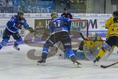 DEL - Eishockey - ERC Ingolstadt - Krefeld Pinguine - Saison 2017/2018 - Pätzold Dimitri Torwart (#32 Krefeld) - Petr Taticek (#17 ERCI) - Sean Sullivan (#37 ERCI) - Foto: Meyer Jürgen