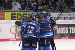 DEL - Eishockey - Saison 2017/2018 - ERC Ingolstadt - Straubing Tigers - Tor Jubel durch Patrick McNeill (ERC 2), Jacob Berglund (ERC 12) Petr Taticek (ERC 17) Brandon Buck (ERC 9)
