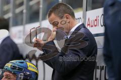 DEL - Eishockey - ERC Ingolstadt - EHC Red Bull München - Saison 2017/2018 - Tommy Samuelsson (Cheftrainer ERCI) wischt sich das Auge aus - Foto: Meyer Jürgen