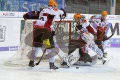 DEL - Eishockey - ERC Ingolstadt - Fischtown Pinguins - Saison 2017/2018 - Tomas Pöpperle Torwart (#42 Bremerhaven) - Petr Taticek (#17 ERCI) - John Laliberte (#15 ERCI) - Foto: Meyer Jürgen