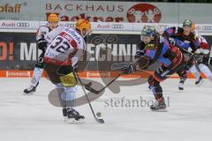 DEL - Eishockey - ERC Ingolstadt - Fischtown Pinguins - Saison 2017/2018 - Brandon Buck (#9 ERCI) mit einem Schlagschuss - Cody Lampl (#32 Bremerhaven)  - Foto: Meyer Jürgen