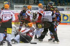 DEL - Eishockey - ERC Ingolstadt - Fischtown Pinguins - Saison 2017/2018 - Matt Pelech (#23 ERCI) im Zweikampf - Boxkampf - Foto: Meyer Jürgen
