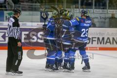 DEL - Eishockey - ERC Ingolstadt - Eisbären Berlin - Saison 2017/2018 - Der Ausgleichstreffer zum 2:2 durch David Elsner (#61 ERCI) - Dennis Swinnen (#77 ERCI) - Matt Pelech (#23 ERCI) - Jubel - Foto: Meyer Jürgen