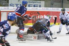 DEL - Eishockey - ERC Ingolstadt - Adler Mannheim - Saison 2017/2018 - Kael Mouillierat (#22 ERCI) - Denis Endras Torwart (#44 Mannheim) - Darin Olver (#40 ERCI) - Foto: Meyer Jürgen