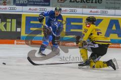DEL - Eishockey - ERC Ingolstadt - Krefeld Pinguine - Saison 2017/2018 - Benedikt Schopper (#11 ERCI) beim Schlagschuss - Trivellato Alex (#53 Krefeld) - Foto: Meyer Jürgen