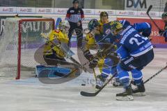 DEL - Eishockey - ERC Ingolstadt - Krefeld Pinguine - Saison 2017/2018 - Pätzold Dimitri Torwart (#32 Krefeld) - Greg Mauldin (#20 ERCI) - Tim Stapleton (#19 ERCI) - Foto: Meyer Jürgen