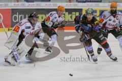 DEL - Eishockey - ERC Ingolstadt - Fischtown Pinguins - Saison 2017/2018 - Brandon Buck (#9 ERCI) - Tomas Pöpperle Torwart (#42 Bremerhaven) - Foto: Meyer Jürgen