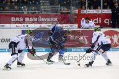 DEL - Eishockey - Saison 2017/2018 - ERC Ingolstadt - Iserlohn Roosters - Kael Mouillierat (ERC 22) mitte in Bedrängnis